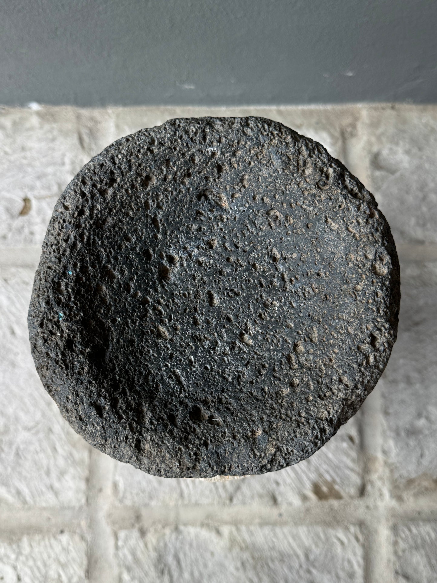 Volcanic Mortar And Pestle / Molcajete Volcánico Antiguo