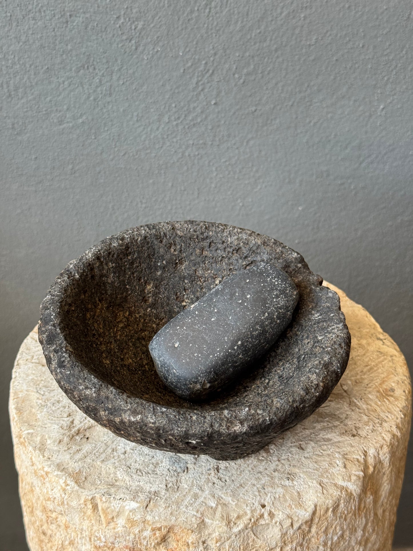 Stone Mortar With Primitive Mano From San Luis Potosí / Molcajete Antiguo Con Mano Primitivo De SLP