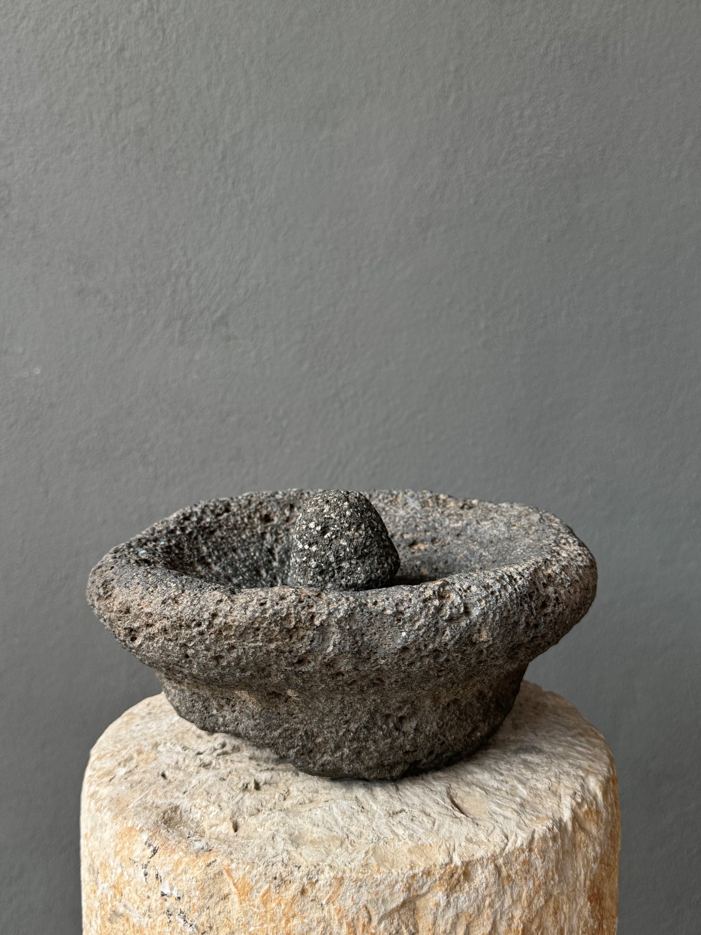 Volcanic Mortar And Pestle / Molcajete Volcánico Antiguo
