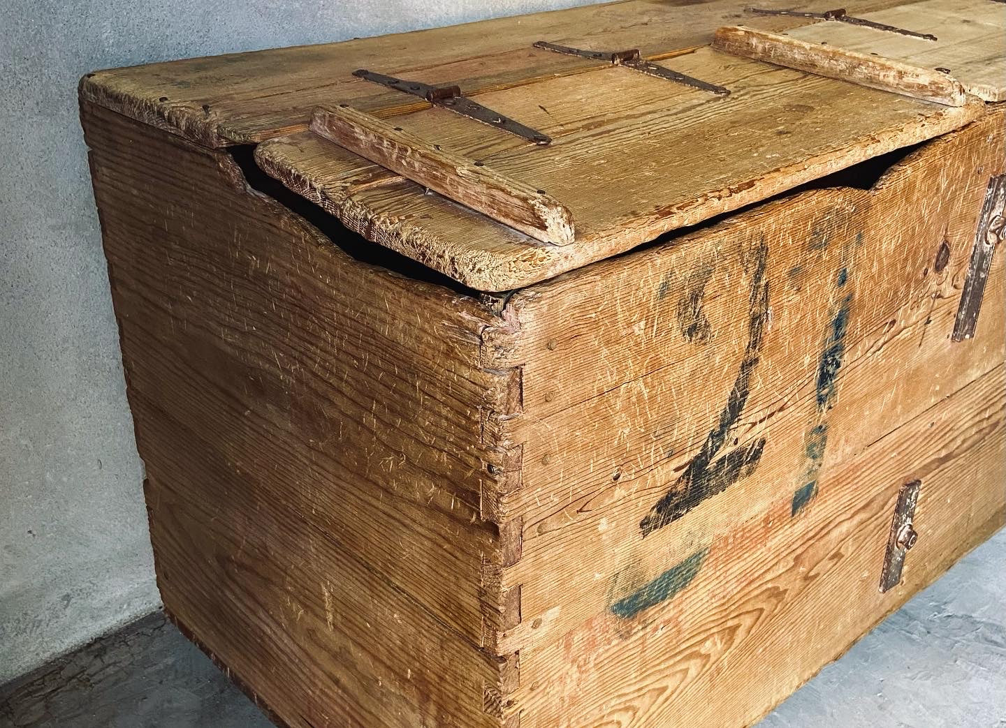 Mid 19th Century Colonial Storage Chest From Mexico | Baul Colonial de madera Sabino de la Sierra Gorda de Queretaro
