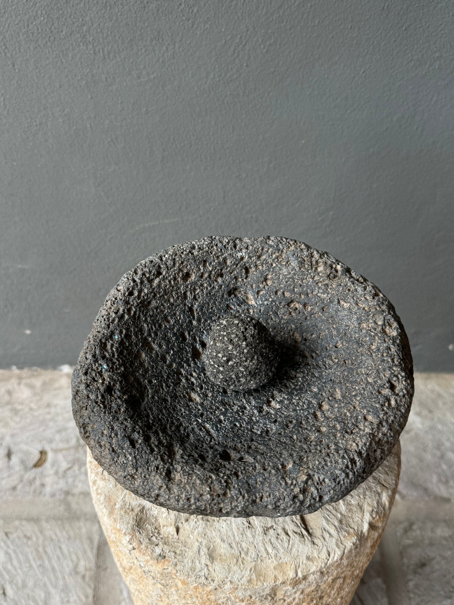 Volcanic Mortar And Pestle / Molcajete Volcánico Antiguo