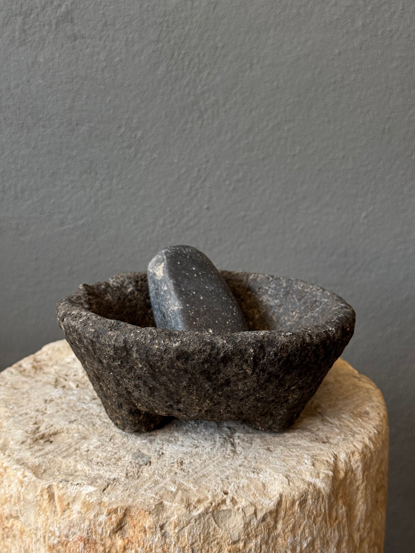 Stone Mortar With Primitive Mano From San Luis Potosí / Molcajete Antiguo Con Mano Primitivo De SLP