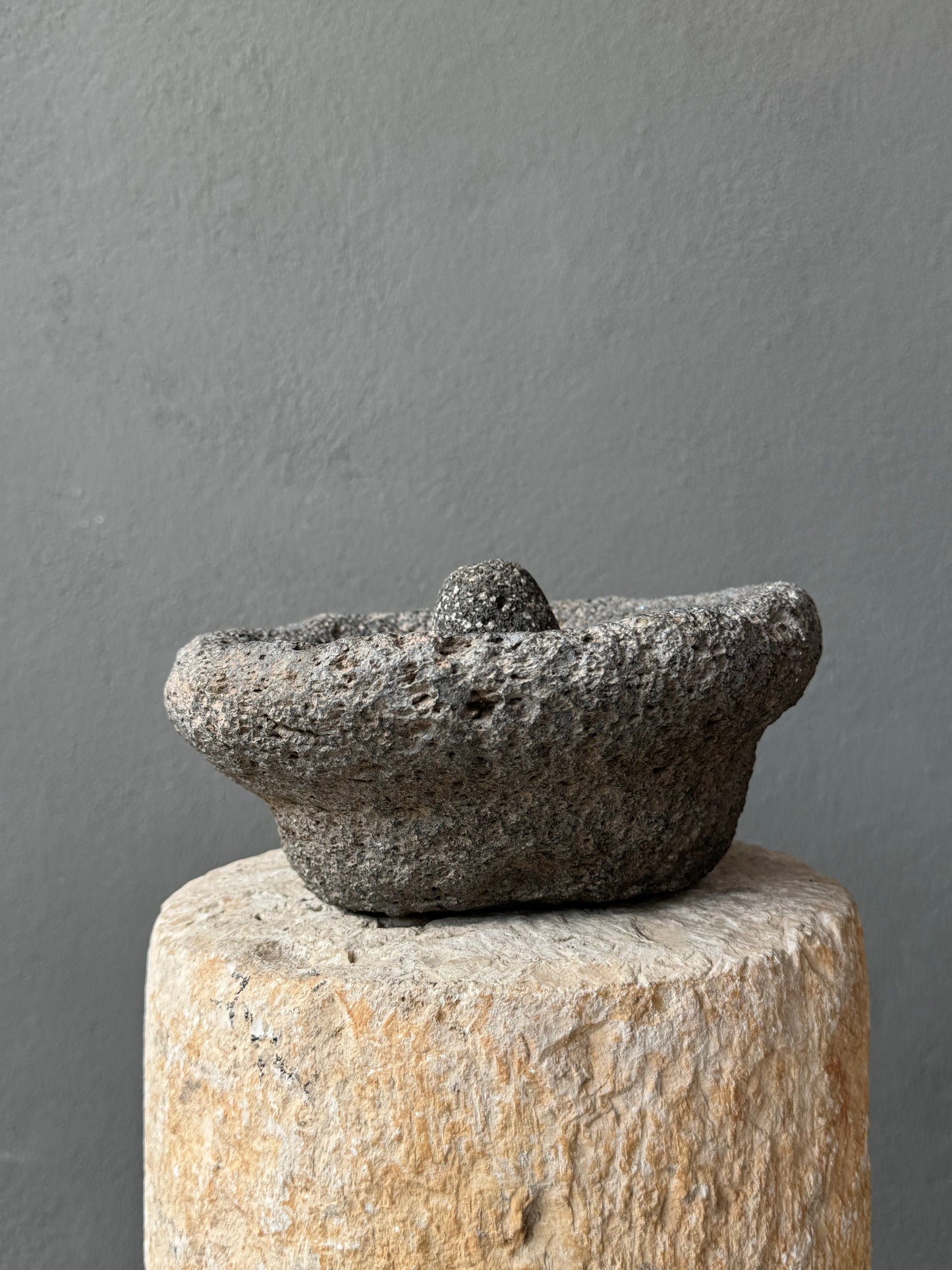 Volcanic Mortar And Pestle / Molcajete Volcánico Antiguo