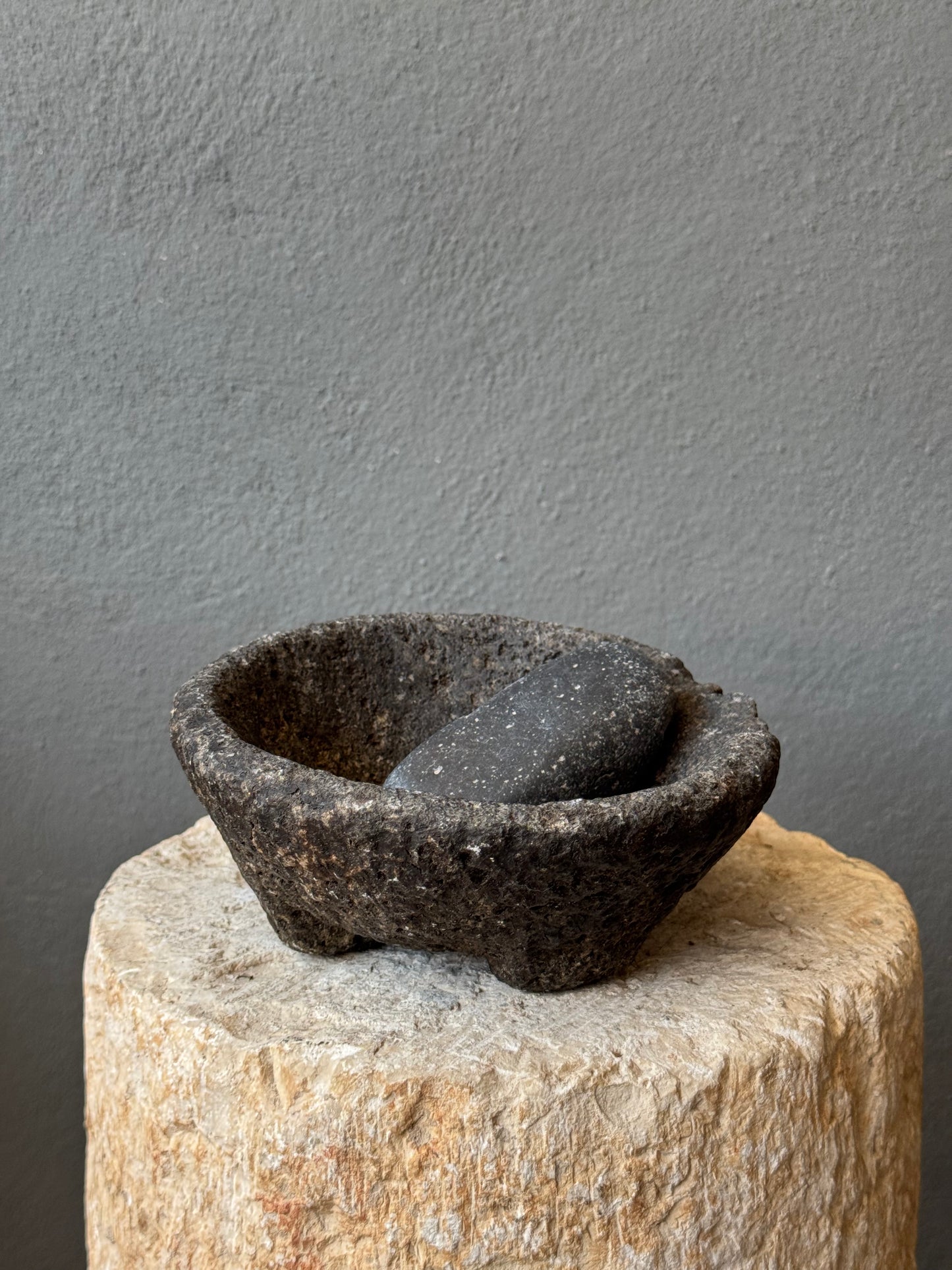 Stone Mortar With Primitive Mano From San Luis Potosí / Molcajete Antiguo Con Mano Primitivo De SLP