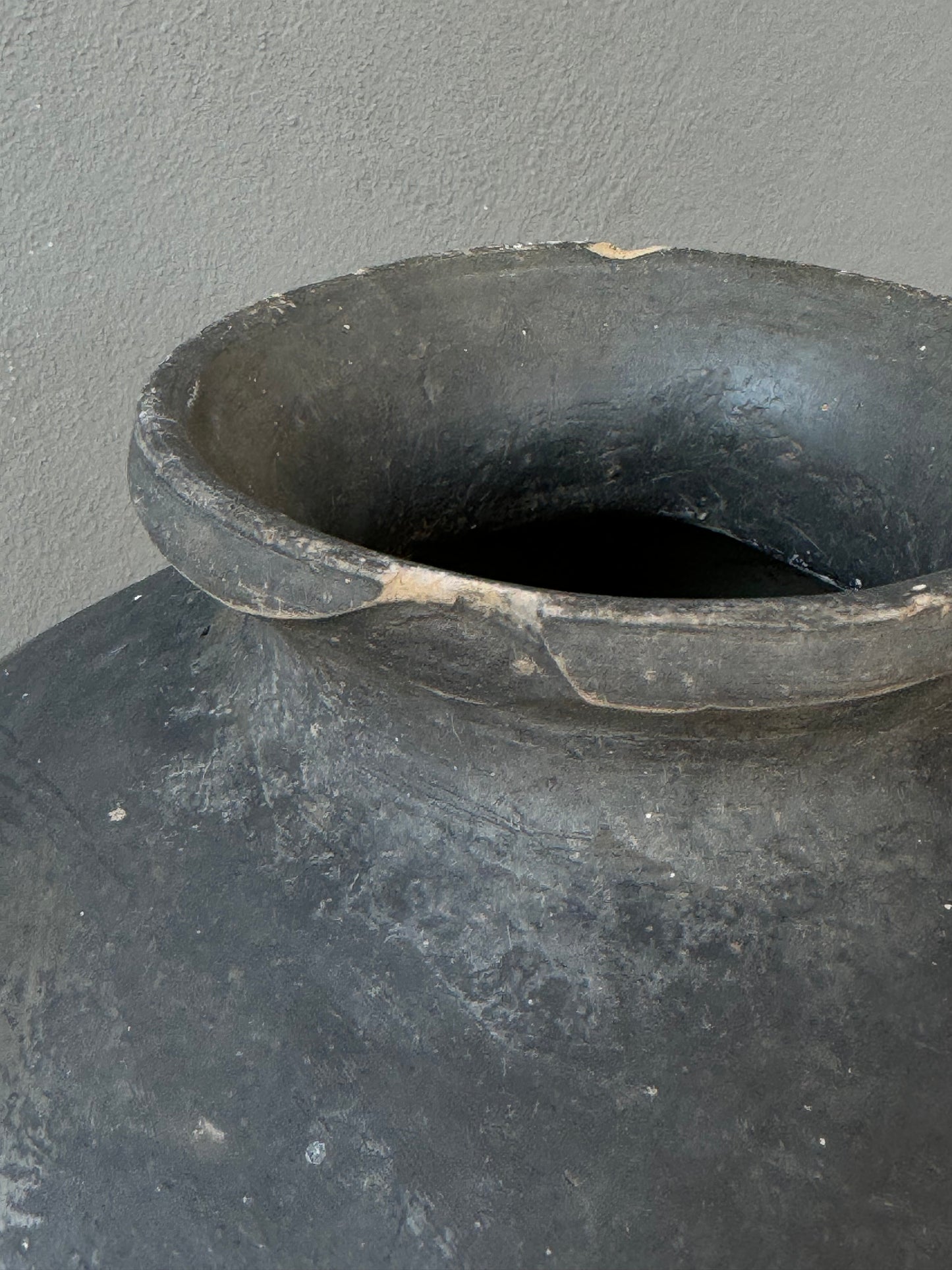 Black Clay Ceramic Water Pot From Coyotepec, Oaxaca / Olla Antigua De Barro Negro De Coyotepec, Oaxaca