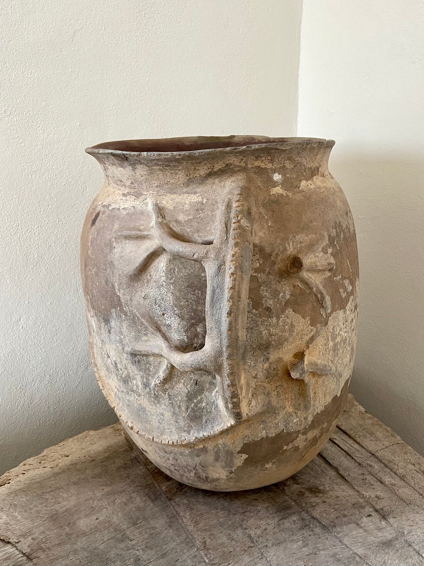 Pot With Iguana Handles From Puebla / Tinaja Poblana Con Asas de Iguana