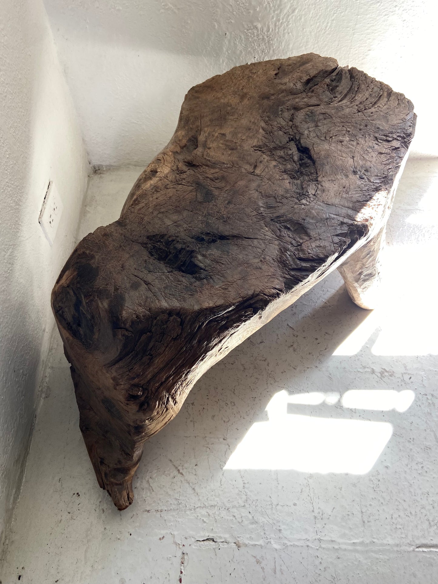 Mesa Primitiva / Primitive Low Table