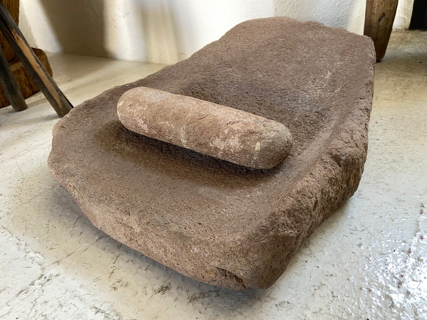 River stone mortar / metate de piedra de río