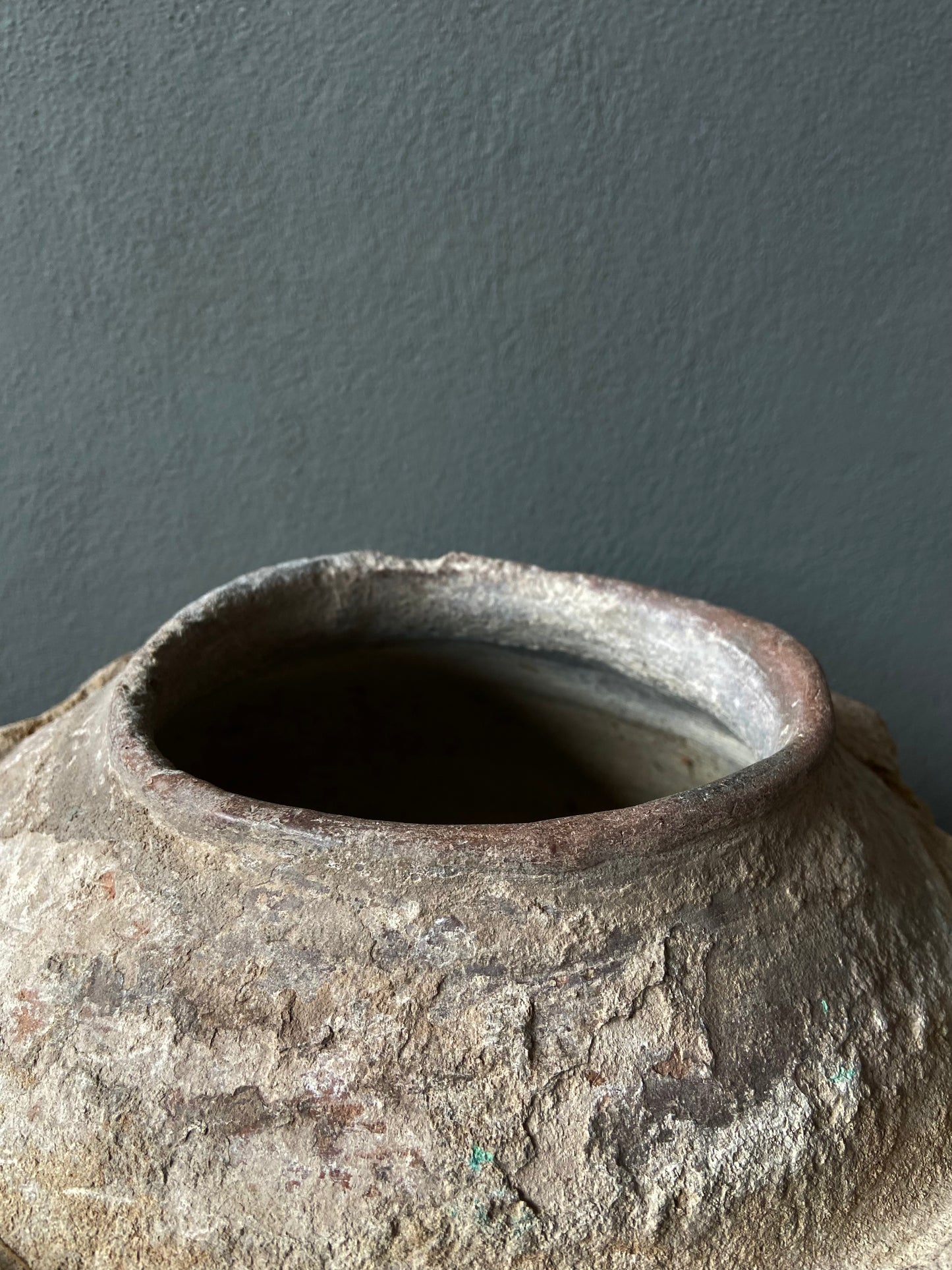 Terracotta water vessel / Olla de barro
