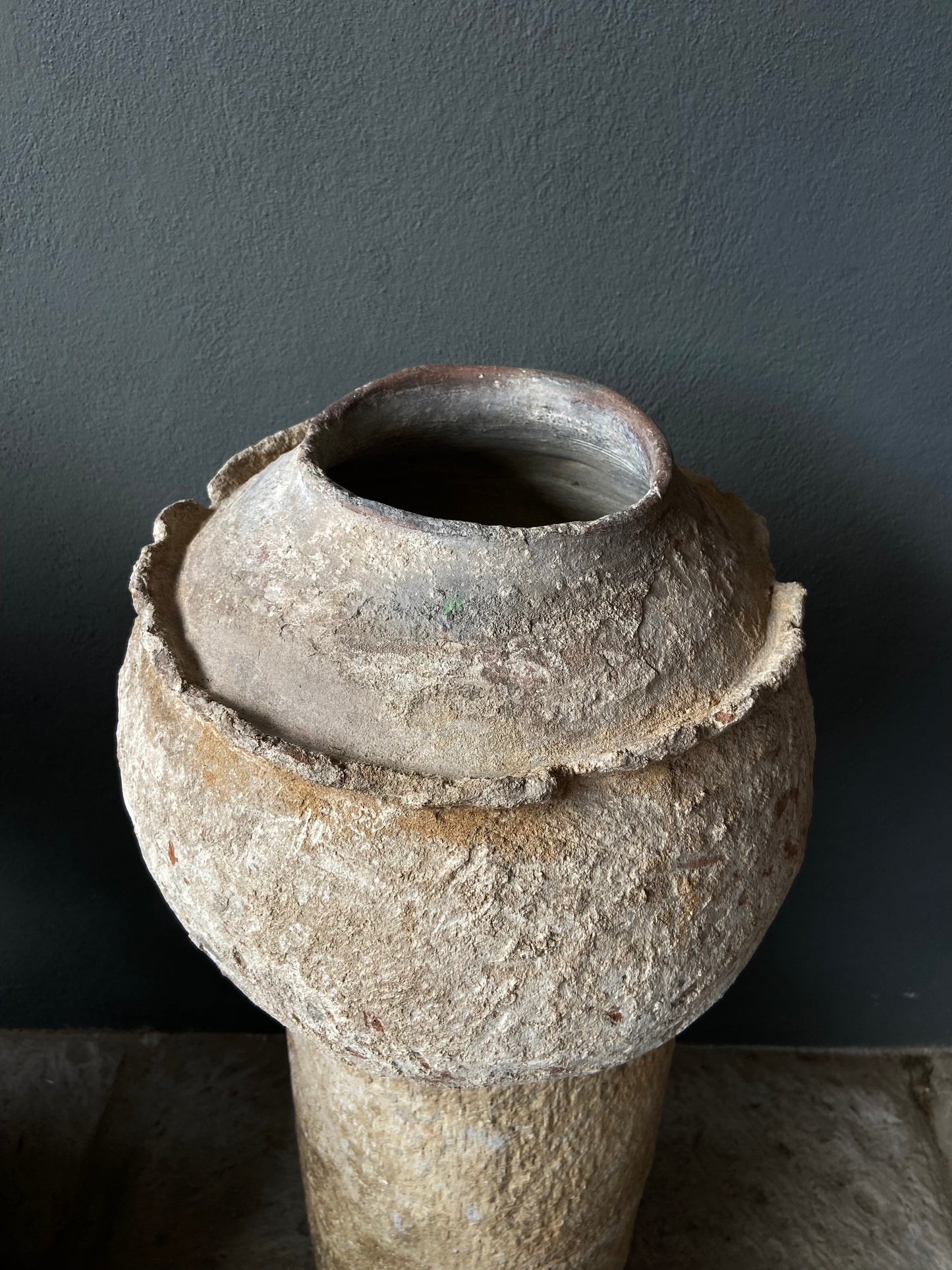Terracotta water vessel / Olla de barro