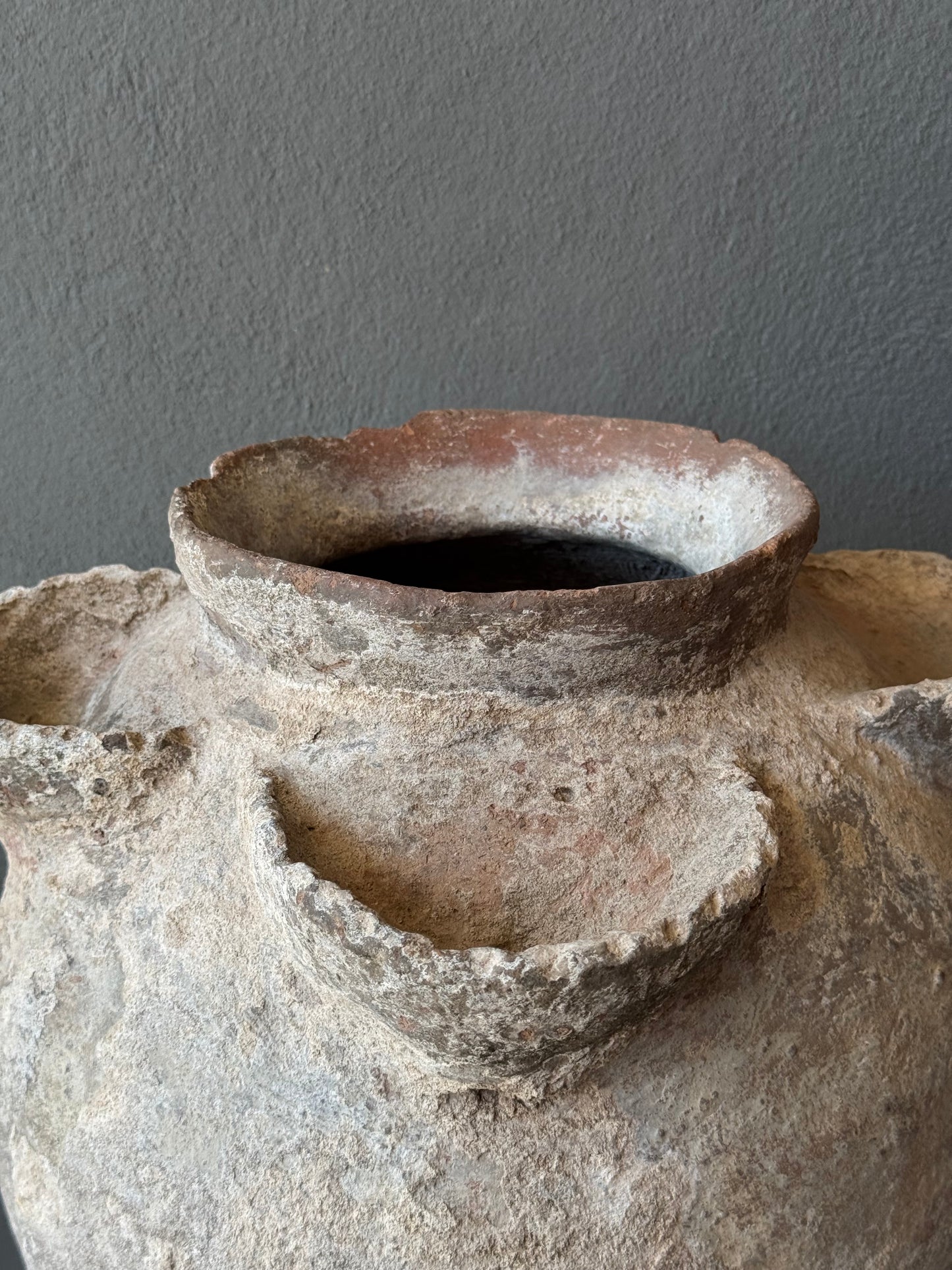 Water Jar From The Coast Of Michoacan / Jarrón Antiguo De La Costa De Michoacan