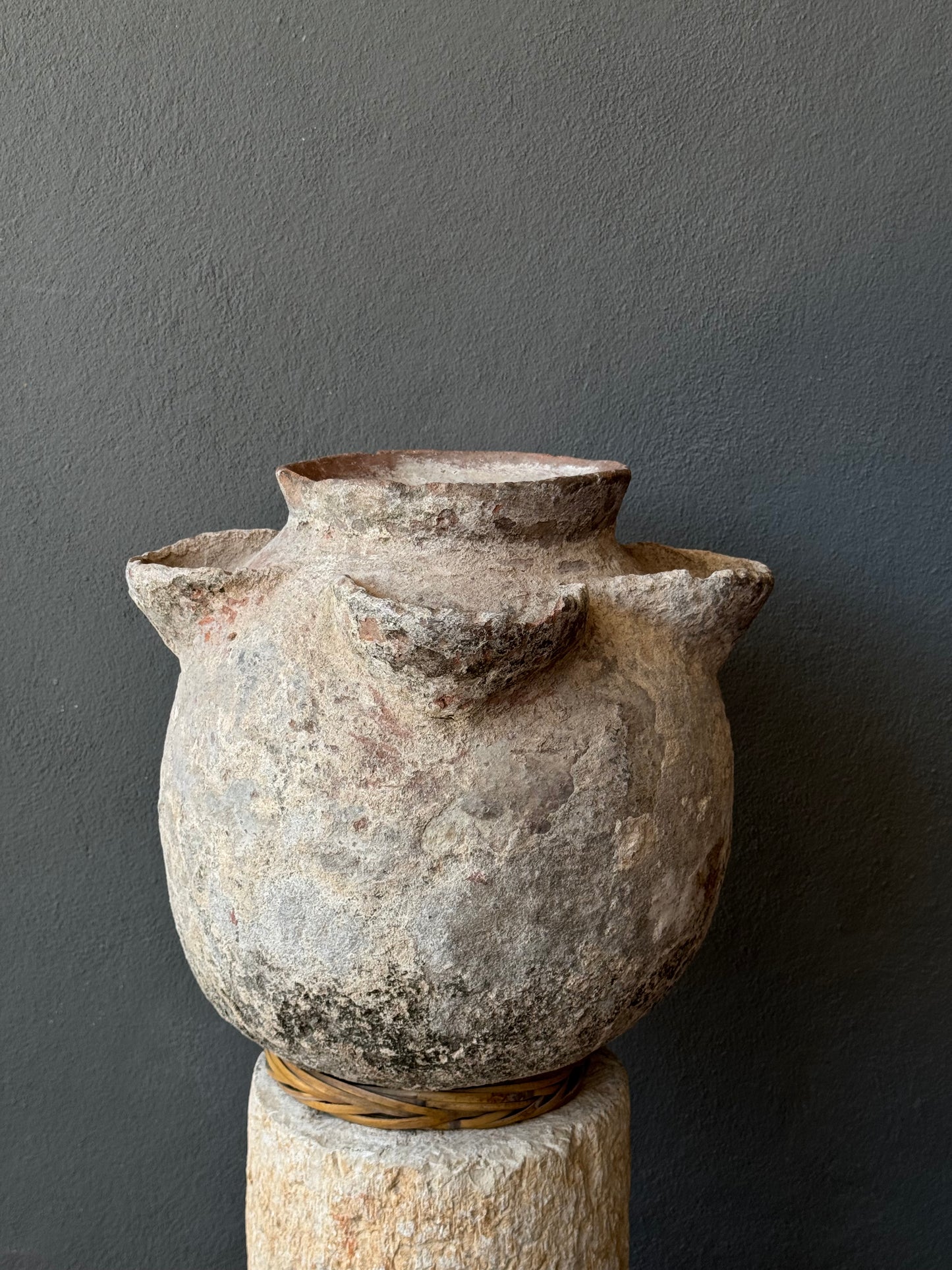 Water Jar From The Coast Of Michoacan / Jarrón Antiguo De La Costa De Michoacan