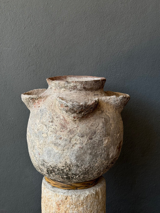 Water Jar From The Coast Of Michoacan / Jarrón Antiguo De La Costa De Michoacan
