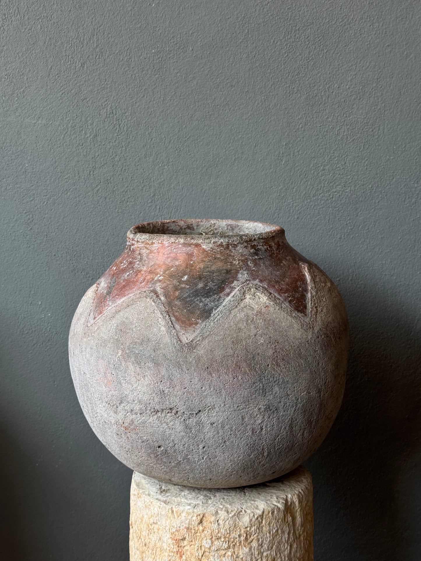 Water Jar From The Coast Of Michoacan / Jarrón Antiguo De La Costa De Michoacan