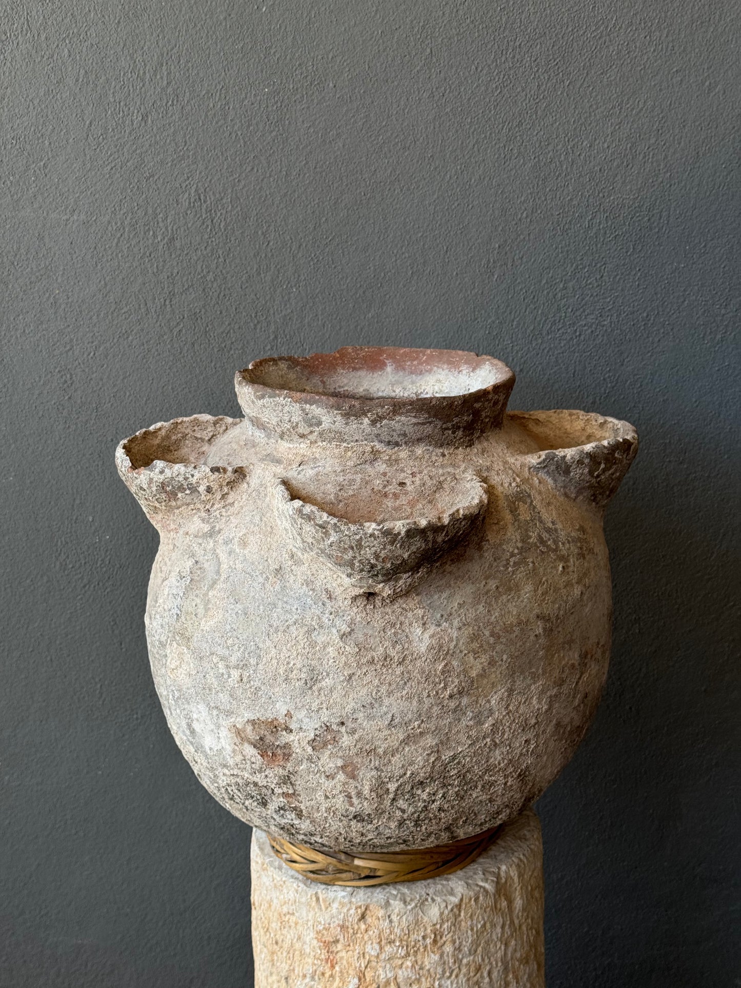 Water Jar From The Coast Of Michoacan / Jarrón Antiguo De La Costa De Michoacan