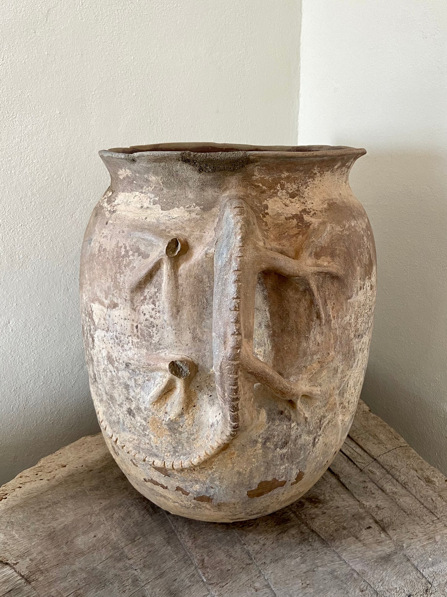 Pot With Iguana Handles From Puebla / Tinaja Poblana Con Asas de Iguana