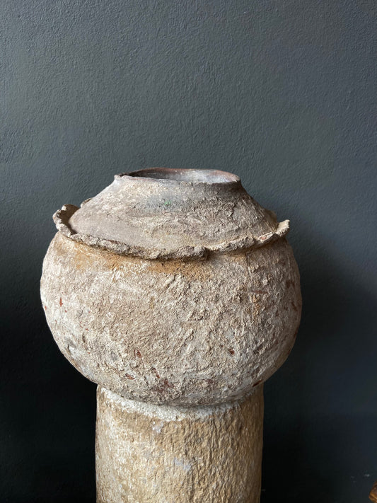Terracotta water vessel / Olla de barro